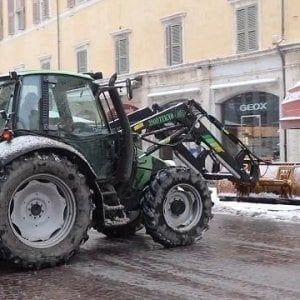 Pavia, usano un trattore per sfondare il muro della banca. Ma il colpo fallisce