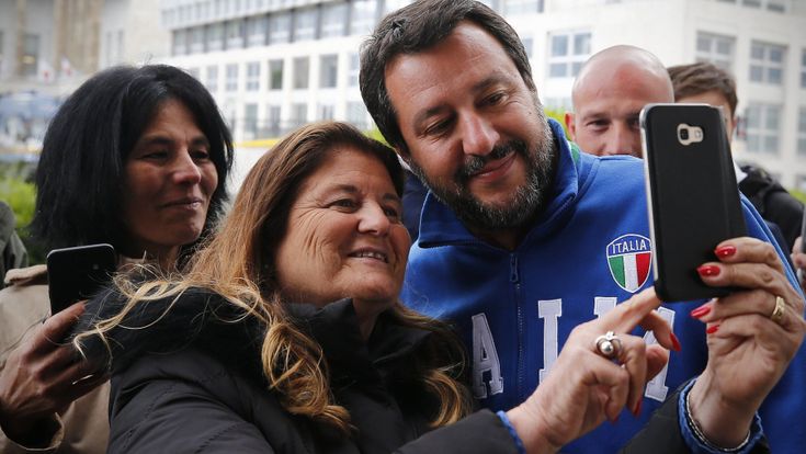 Selfie molesti, l’irresistibile desiderio di spernacchiare il Capitano Salvini