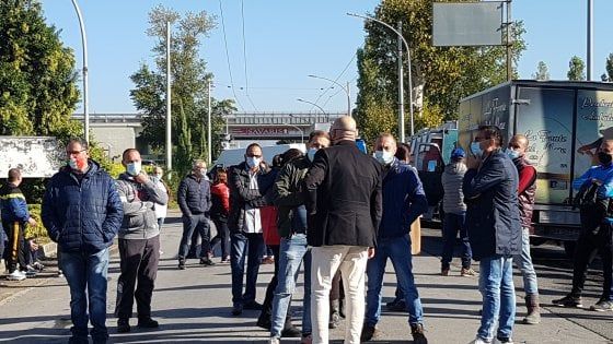 Covid, commercianti bloccano il traffico a Teverola: hanno trovato i cancelli della fiera sbarrati