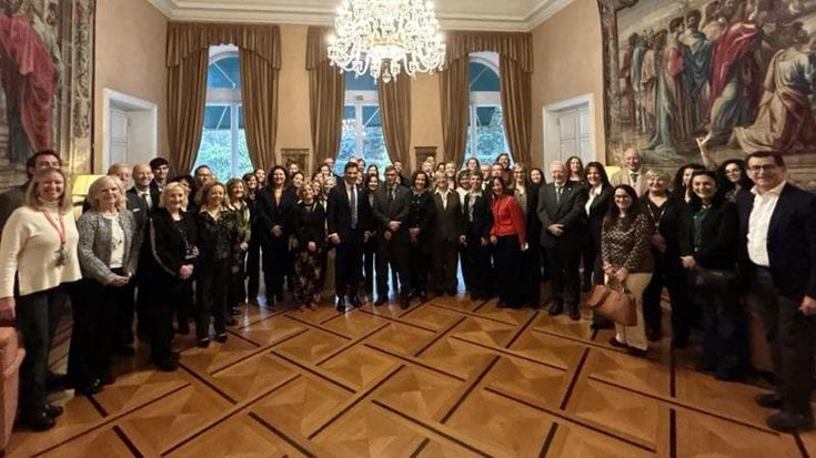 Un problema agli occhi le impedisce di leggere ma conquista il certificato più alto del Cambridge
