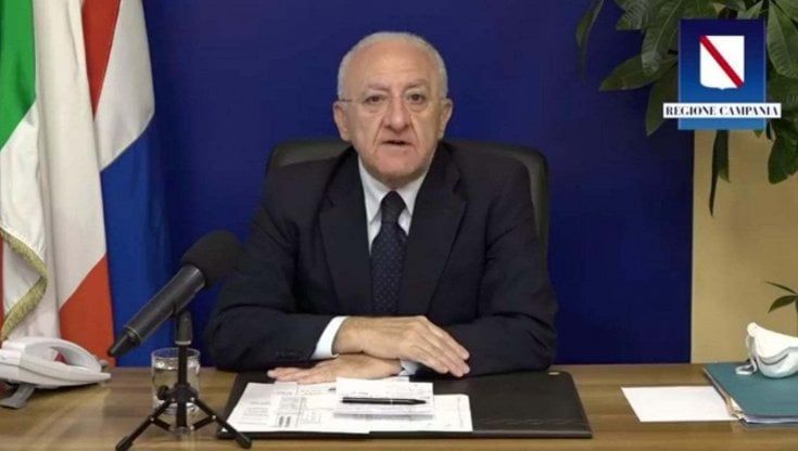 De Luca e la "marcia su Napoli" per la pace. Sales: "Sembra M di Scurati"