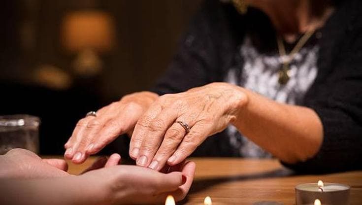Si rivolge a medium per aver notizie di suo fratello ma viene truffata e denuncia tutto: “Derubata”