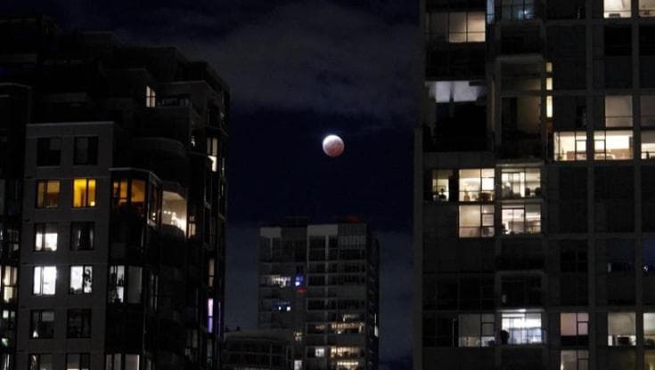 Eclissi di Luna: da Atene a Vancouver le immagini dello show nei cieli di tutto il mondo