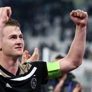 Juve, Raiola spinge per De Ligt alla Juve: "Giocatore non diserterà il ritiro ma Ajax si sbrighi a trovare accordo"
