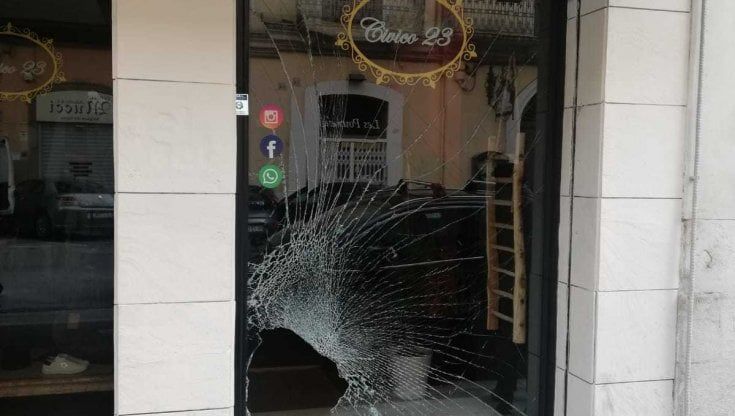 Bari, negozi del Murattiano ancora nel mirino: sfondata l'ennesima vetrina in centro