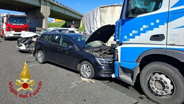 Incidente in Fi-Pi-Li tra macchine e camion: morto un uomo, 5 feriti