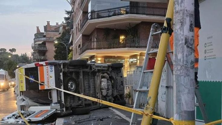 Incidente in via Nomentana, l’ambulanza si ribalta con la paziente a bordo in codice rosso