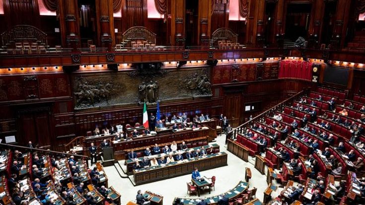 Le leggi in discussione in Italia per combattere dipendenza da social (e potere degli algoritmi)