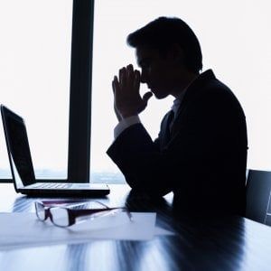 Lavoro, professionisti scontenti: uno su due sogna di volare all'estero 