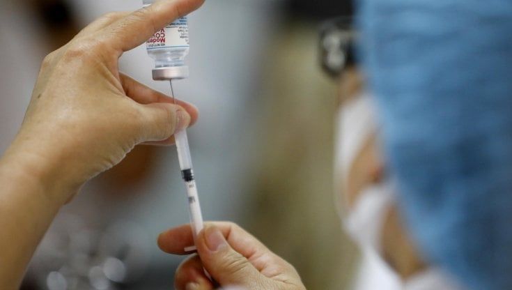 Vaccini: Aifa approva Moderna per la fascia di età 12-17