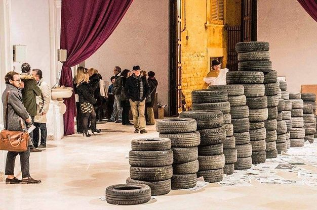 Barletta, un monumento di pneumatici: l'arte di Catalano