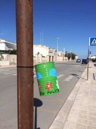 Bari, vecchi barattoli per raccogliere le cicche di sigaretta: a Santo Spirito la lotta ai rifiuti è creativa