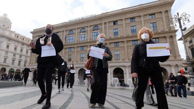 Genova, martedì i lavoratori dello spettacolo sfilano davanti al teatro Carlo Felice