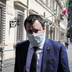 Coronavirus, Salvini vuole chiese aperte a Pasqua: "La scienza da sola non basta: serve anche il buon Dio" 