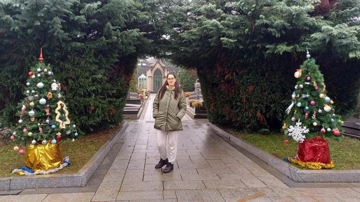 Maria Cimolato, la donna che ogni anno porta al cimitero l’albero di Natale per i bambini defunti