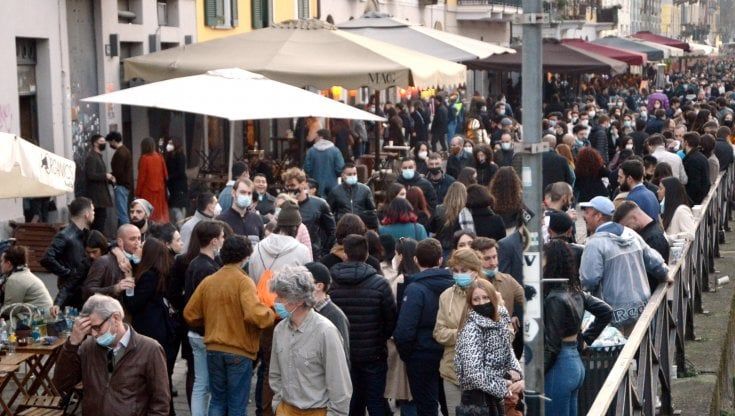 Milano verso la zona arancione ma i Navigli sono sold out. E in serata addio alle regole