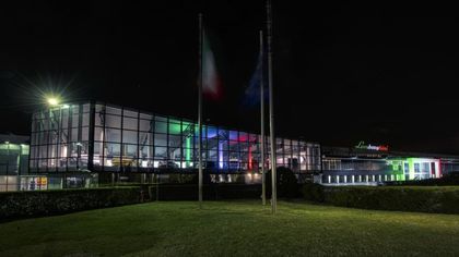E la Lamborghini accende il tricolore sullo stabilimento