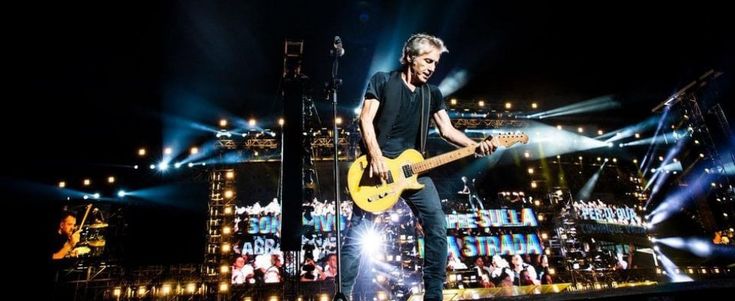 Ligabue e il falso bacio gay: "Userei le catene contro qualcuno... le fake news fanno danni a tutti"