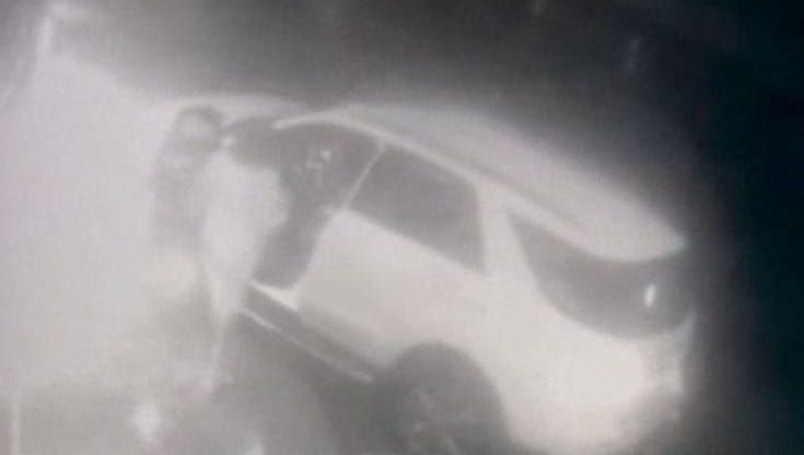 Uccise il ladro investendolo più volte con il suv: «Volevo farlo cadere per recuperare la borsa»