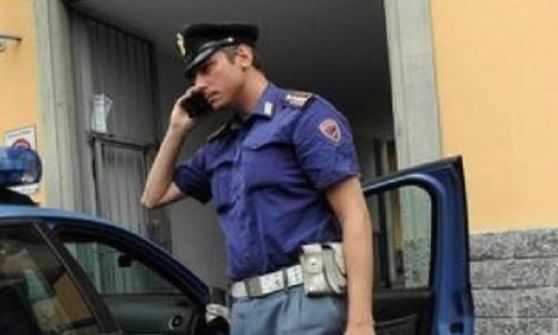 Rapina una donna ma i passanti lo fermano e lo consegnano alla polizia