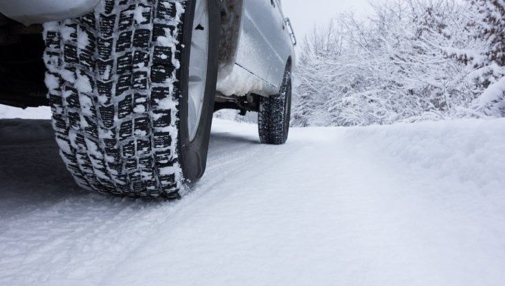 Auto in inverno, i 10 accessori che non devono mancare