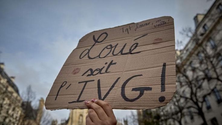 Aborto nella Costituzione, voto storico in Francia. Ma è scontro col Vaticano