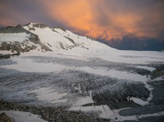Albe sfumate di rosa e tempeste di neve: lo spettacolo del ghiacciaio dell'Adamello