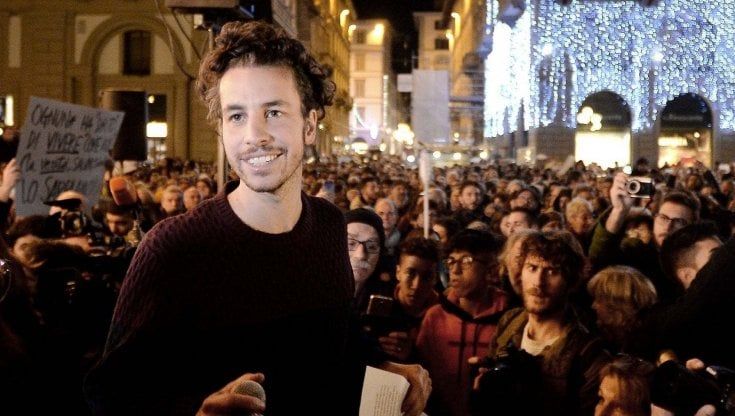 Comunali Bologna, Mattia Santori chiama a raccolta i piccoli e organizza un nascondino gigante in piazza