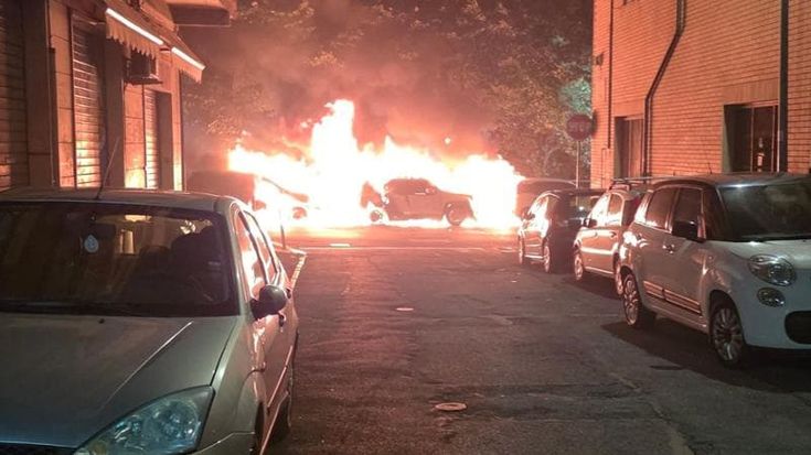 In fiamme nella notte a Tivoli otto auto, una moto e l’ingresso di un negozio: arrestato piromane