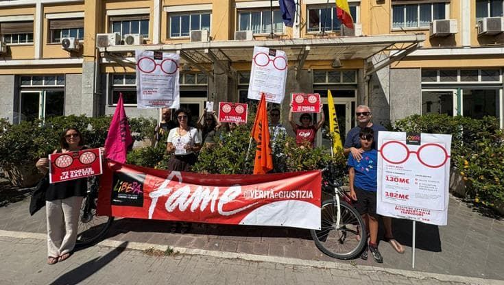“Occhi aperti sulla corruzione”, flash mob di Libera a Palermo davanti all’assessorato alla Salute