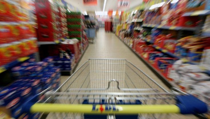 Dalla frutta all’olio, impennata dei prezzi: in un anno rincari per 900 euro a famiglia 