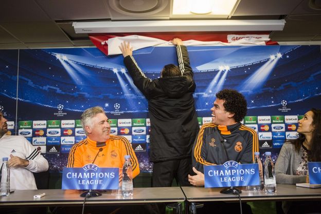 Champions, Greenpeace contro Gazprom: interrotta la conferenza di Ancelotti