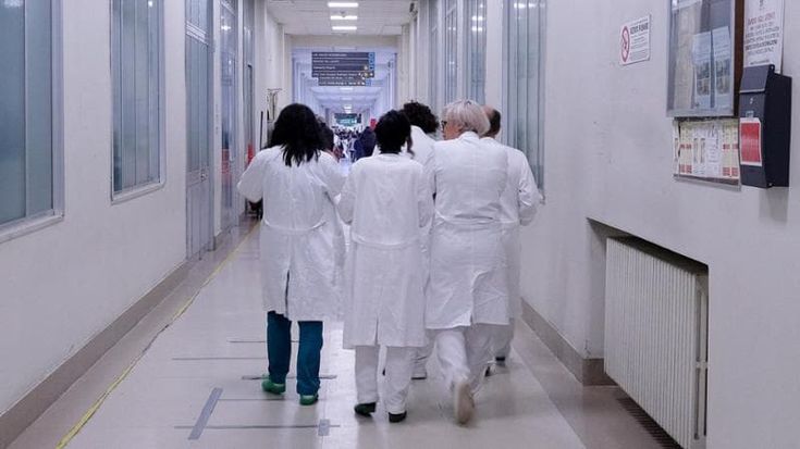 Pensioni tagliate a medici e altri dipendenti pubblici: impossibile uscire entro il 2023. Ma si può fare ricorso