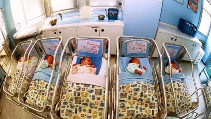 Madri a 32 anni e con un solo figlio: “Perché anche Bologna rischia l’inverno demografico”