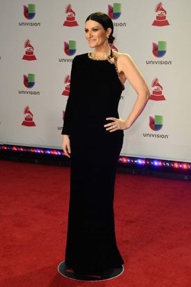 Laura Pausini vince ai Latin Grammy Awards con un look mozzafiato