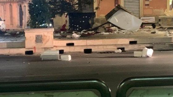 Gravina, bomba carta sotto l'albero di Natale provoca danni. Il sindaco: "Denunciate questi farabutti"
