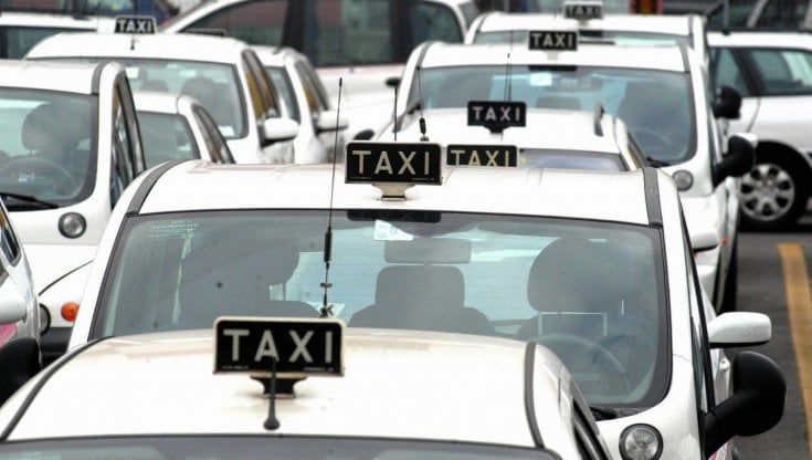 Voucher per il taxi: a Bari il Comune offre metà corsa a over 65, operatori sanitari e donne 