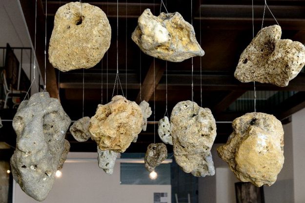 Lecce, la mostra zen delle pietre che volano