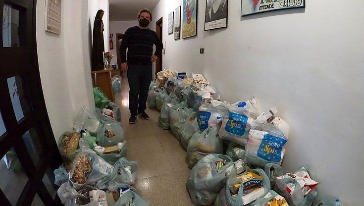 Bari, solidarietà in affanno: più richieste e meno donazioni. Don Angelo Cassano: "Vogliono un aiuto per le bollette" 