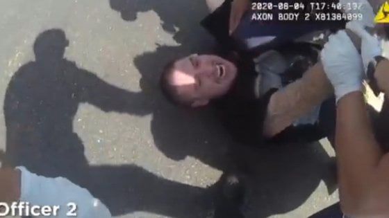 Phoenix, muore ragazzo bloccato dalla polizia sull'asfalto rovente