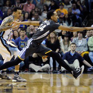 Basket, Nba: Golden State vince al fotofinish, record più vicino
