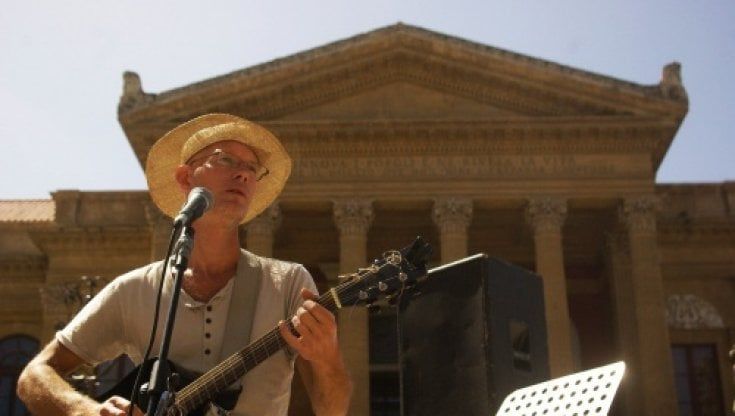 Insidiano la sua amica, lui la difende: musicista olandese picchiato dal branco a Palermo
