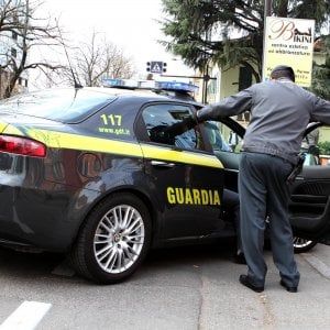 Corruzione, arrestato comandante dei vigili nel Varesotto: toglieva le multe ai commercianti in cambio di regali