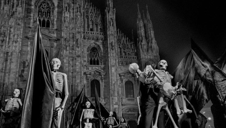 La marcia degli scheletri in centro: il film per riflettere sul tabù della morte