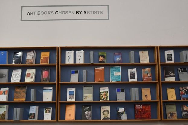 Se i libri diventano un'opera d'arte: alla Brac l'installazione di Luca Pancrazzi
