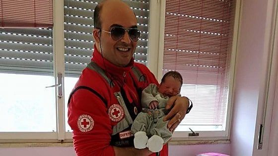 Partorisce sul pianerottolo di casa, operatori del 118 salvano il bimbo