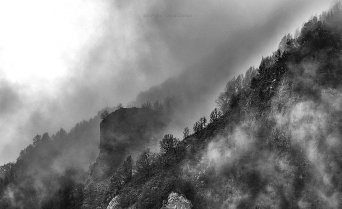 Atmosfera fantasy e nuvole basse: l'affascinante risveglio grigio del Vesuvio