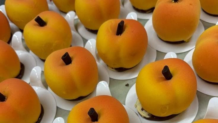 Dolci a forma di pesca o mora: il boom della frutta realistica