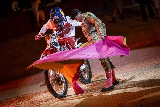 Madrid, lo show del Red Bull X-Fighters: salti folli nell'arena dei toreri