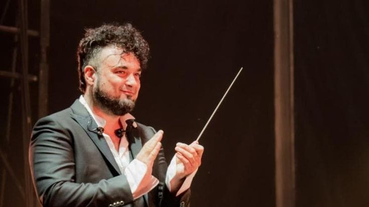 Enrico Melozzi: “Con i 100 Cellos il violoncello diventa scudo e l’archetto una lancia”